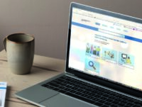 Ein Laptop zeigt eine Internetseite in Leichter Sprache