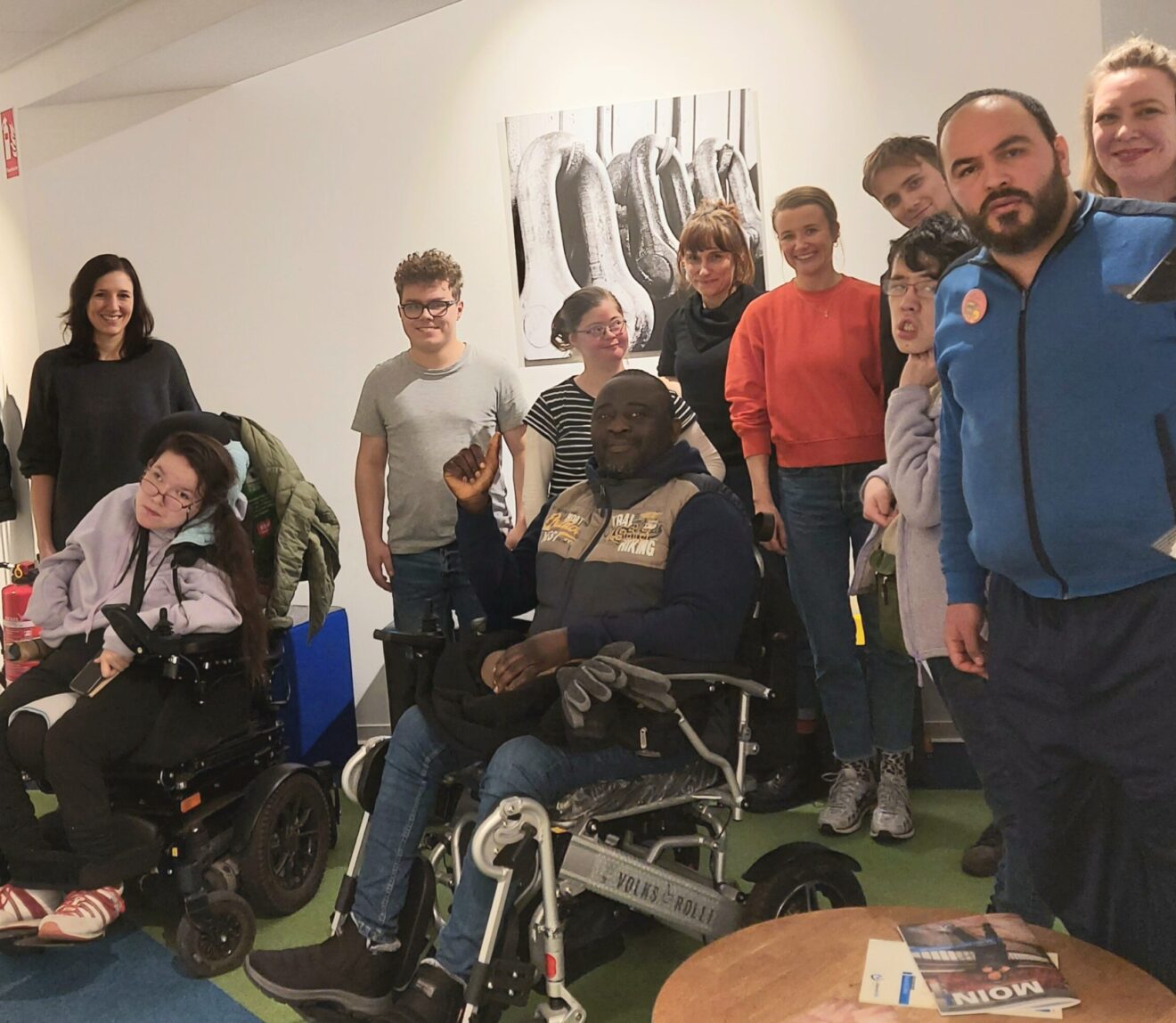 Gruppenfoto: Teilnehmer*innen mit und ohne Behinderung